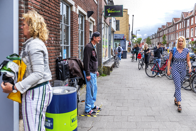 903769 Afbeelding van Straatnieuws-verkoper Eelco Morro op zijn vaste plek aan het Willem van Noortplein te Utrecht, ...